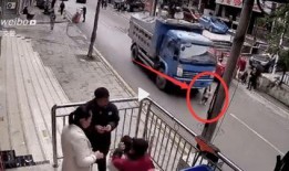 横穿马路爆料视频,引发网友热议